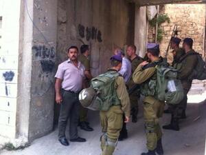 جنود اسرائيليون قرب الحرم الابراهيمي في مدينة الخليل جنوب الضفة الغربية