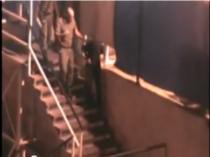 تظهر بعض المشاهد أن الجندي يتلفظ بألفاظ توحي بأنها تهديد ضد المعتقل دون معرفتها