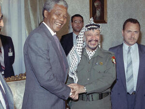 Nelson Mandela shakes hands with Yasser Arafat: South African anti-apartheid leader Nelson Mandela meets with Palestinian Liberation Organization Chairman Yasser Arafat, May 20, 1990 in Cairo. Both are in Cairo to meet with Egyptian President Hosni Mubarak. (Image courtesy of News Najj)

