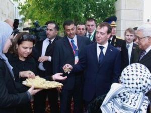 نساء فلسطينيات في اريحا يرحبن بميدفيديف ويقدمن له خبزا فلسطينيا تقليديا
