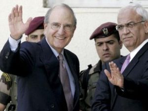 المفاوض الفلسطيني صائب عريقات والى يساره ميتشل