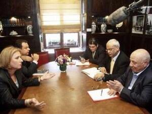 احمد قريع والى يمينه صائب عريقات خلال احدى جلسات المفاوضات التي شاركت فيها تسيبي ليفني