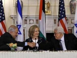 عباس ونتانياهو يتصافحان بحضور كلينتون
