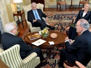 كلينتون وميتشل وعباس ونتانياهو خلال اجتماع في واشنطن لدى استئناف محادثات السلام قبل اسبوعين
