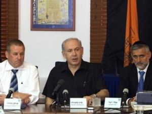 نتانياهو (وسط) خلال زيارة قام بها الى مدينة اللد يوم الخميس