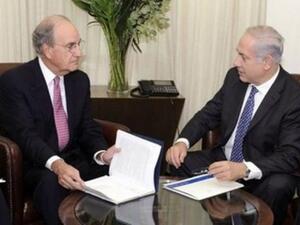 رئيس الوزراء الاسرائيلي بنيامين نتانياهو (يمين) والمبعوث الاميركي جورج ميتشل