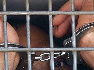 فلسطيني معتقل في صورة التقطت في العام 2004 من شاحنة تنقل معتقلين الى سجن هداريم 