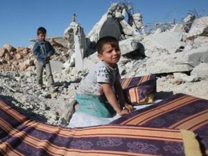 طفلان فلسطينيان قرب ركام منزلهما الذي جرفته القوات الاسرائيلية في مدينة يطا