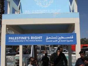 كرسي ضخم يرمز الى المسعى الفلسطيني في الامم المتحدة، في احد شوارع رام الله 
