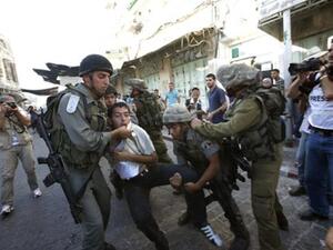 جنود اسرائيليون يعتقلون متظاهرا فلسطينيا في مدينة الخليل الثلاثاء/أ.ف.ب