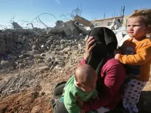 عائلة فلسطينية تجلس في العراء بعد ان هدمت قوات الاحتلال منزلها في قرية يطا في الخليل/أ.ف.ب