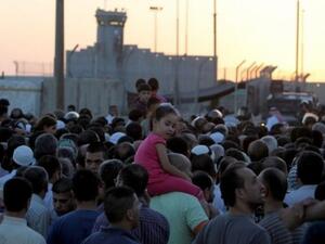 فلسطينيون على معبر قلنديا للتوجه إلى المدينة المقدسة