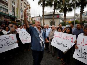 موظفون يتبعون للسلطة الفلسطينية في قطاع غزة قالوا قبل أيام إنهم تلقوا 50 بالمئة من قيمة رواتبهم