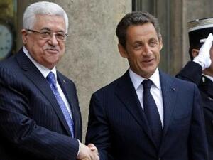 الرئيس الفرنسي نيكولا ساركوزي يصافح نظيره الفلسطيني محمود عباس في قصر الاليزيه
