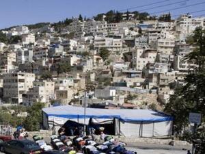 فلسطينيون يؤدون الصلاة قرب خيمة احتجاج في حي سلوان
