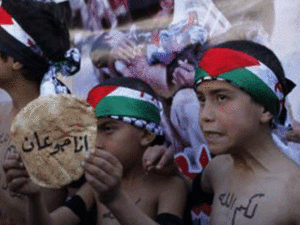 حمل المحتجون لافتات كتب عليها “إغلاق منظمة التحرير بأمر من مخيم اليرموك”