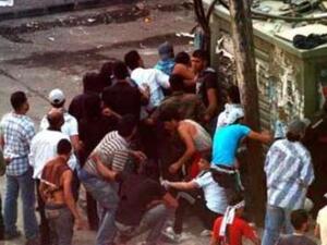 شبان يختفون خلف مولدة كهرباء تجنبا للرصاص