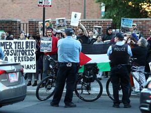 المحتجون رفعوا الأعلام الفلسطينية وصور الشهداء الذين سقطوا في الهجمات الإسرائيلية