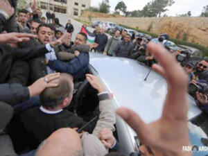 طلبة بيرزيت يطردون القنصل البريطاني