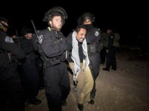 حرس الحدود الاسرائيلي يخلي قرية باب الشمس التي اقيمت بالقرب من القدس لمنع اقامة مستوطنة/أ.ف.ب