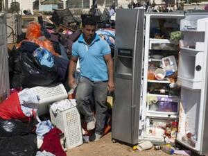 فلسطيني بين ما تبقى من اثاث منزله الي دمرته الجرافات الاسرائيلية في القدس/أ.ف.ب