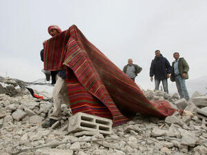 فلسطيني يسحب سجادة من ركام مسجد دمرته اسرائيل بحجة مخالفة تعاليم البناء في الضفة الغربية/أ.ف.ب