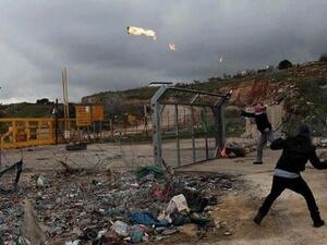 صورة عن تويتر للمواجهات امام السجن