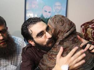 الاسير حلاحلة يعانق والدته بعد الافراج عنه قبل ان يعاد اعتقاله/انترنت