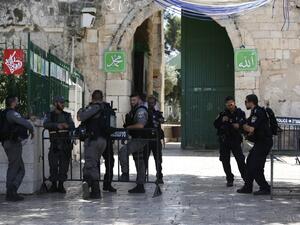 Israeli security forces stand guard at the entrance of the Al-Aqsa mosque compound in Jerusalem's Old City, on June 27, 2016, following a second day of clashes between Israeli police and Muslims protesting Jewish visits to the holy site. (AFP/Ahmad Gharabli)