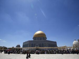 Palestinians pray in Jerusalem's Al-Aqsa mosque compound during the first Friday prayers of the holy Muslim fasting month of Ramadan on June 10, 2016. (AFP/Ahmad Gharabli)