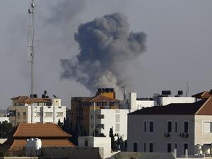 Smoke rises from east Gaza City after Israeli military struck Hamas position in the Gaza Strip on October 5, 2016. (AFP/Mahmud Hams)