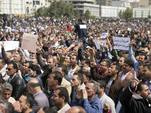 Palestinian government employees protests cuts to their salaries in Gaza City, 8 April 2017. (AFP/Mahmud Hams)