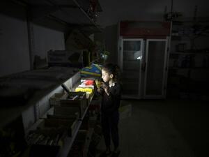 A Palestinian girl shops for sweets at the Al-Shati refugee camp in Gaza City during a power outage on June 11, 2017. (Mahmud Hams/AFP)