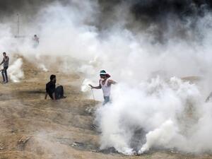 Palestinian protesters flee from teargas fumes during clashes with Israeli forces along the border with the Gaza strip east of Gaza City, on the sixth straight Friday of mass demonstrations calling for the right to return to their historic homeland. (MAHMUD HAMS/ AFP)