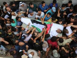 Palestinian mourners carry the body of 18-year-old Mohamad Nassir Shurab during his funeral in Khan Yunis in the southern Gaza Strip July 14, 2018. (SAID KHATIB/ AFP)