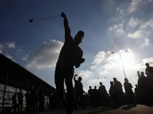 A Palestinian protestor hurls a rock during a demonstration at the Erez crossing with Israel on September 18, 2018, in the northern Gaza Strip. (Said KHATIB / AFP)