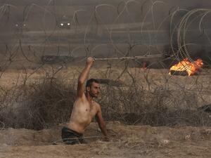 Disabled Palestinian Saber al Ashqar, aged 29, uses a slingshot to throw stones at Israeli forces during a demonstration near the border with Israel, east of Gaza City, on October 19, 2018. (MAHMUD HAMS / AFP)