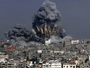 Heavy smoke billows from a section of Gaza City in the Gaza Strip following an Israeli fire. (AFP/ File)