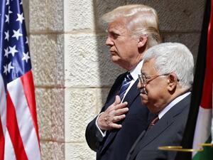 Palestinian Authority President Mahmoud Abbas (R) and US President Donald Trump. (AFP/ File Photo)