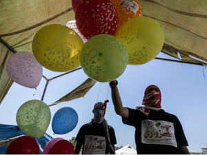 Palestinian protesters prepare kites loaded with flammable material to be flown towards Israel, at the Israel-Gaza border in al-Bureij, central Gaza Strip on June 14, 2018. (MAHMUD HAMS / AFP)
