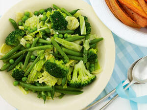 لألياف الغذائية مثل البازلاء والبروكلي مفيدة جدا (shutterstock.com)