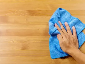 يتعرّض الخشب للبقع، وللغبار الأمر الذي يتطلب الاهتمام به وتنظيفه جيداً

