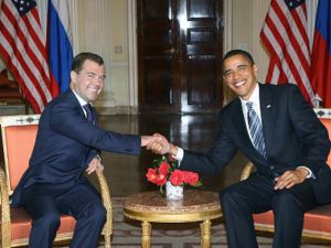 الرئيس الاميركي باراك أوباما ونظيره الروسي ديميتري ميدفيديف