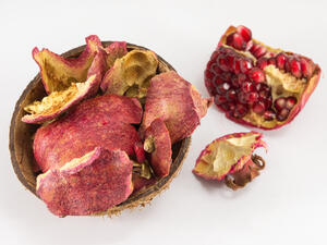 من فوائد قشر الرمان للبشرة يبقيها رطبة

