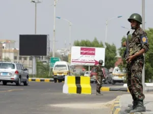 Yemeni security is seen along a main thoroughfare in the port city of Aden, on the eastern approach to the Red Sea, on November 23, 2010, 