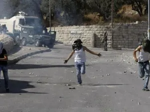 alestinian stone throwers and Israeli forces clash in the mostly Arab east Jerusalem neighbourhood of Silwan on October 15, 2010. Police in Jerusalem are systematically breaking the law by arresting stone-throwing children at night and interrogating them without their parents, an Israeli rights group said on December 15, 2010