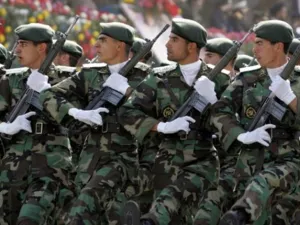 Iranian sodiers march passed President Mahmoud Ahmadinejad (not seen) during the army day military parade in Tehran, 18 April 2007