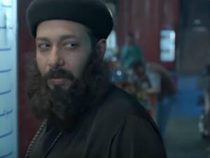 In the highly criticised series "Khifet Yad" actor Mohammed Tharwat wears clothes of a priest while practising fraud (Source: MBCgroup - Youtube)