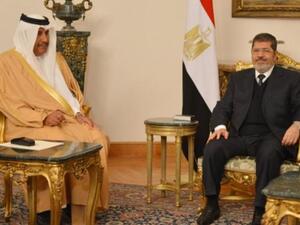 الرئيس المصري محمد مرسي مجتمعا مع رئيس الوزراء القطري خلال زيارته الاخيرة للقاهرة/ا.ف.ب