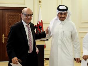 French Minister of Europe and Foreign Affairs embraces his Qatari counterpart (STRINGER / AFP)